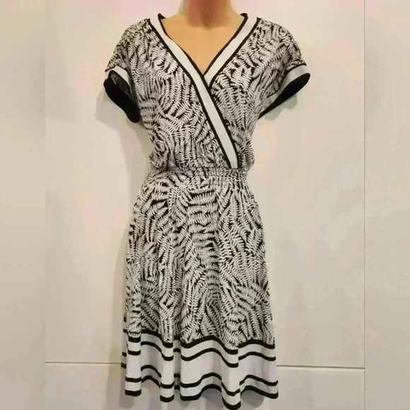 Michael Kors Fit & Flare Faux Wrap Black White Fern Pattern Cap Sleeve Dress - Picture 2 of 10